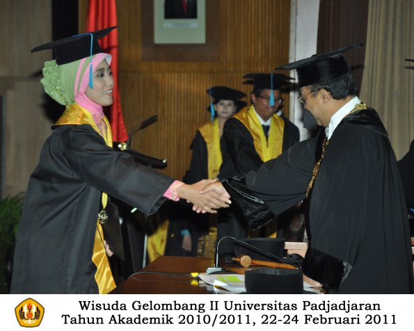 wisuda-sastra-s2-s3-d3-oleh-rektor-100