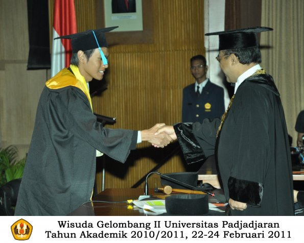 wisuda-sastra-s2-s3-d3-oleh-rektor-101