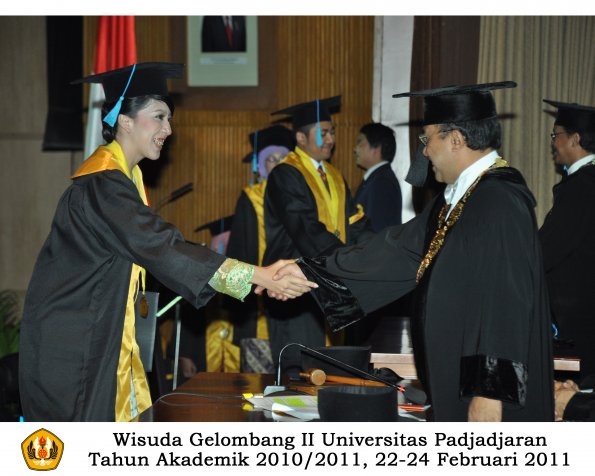 wisuda-sastra-s2-s3-d3-oleh-rektor-103