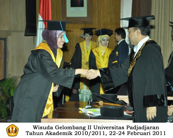 wisuda-sastra-s2-s3-d3-oleh-rektor-104