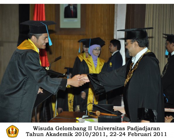 wisuda-sastra-s2-s3-d3-oleh-rektor-105