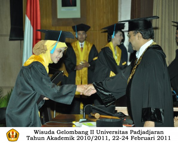 wisuda-sastra-s2-s3-d3-oleh-rektor-106