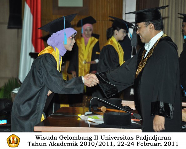 wisuda-sastra-s2-s3-d3-oleh-rektor-107