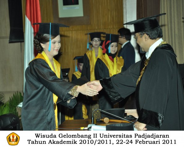 wisuda-sastra-s2-s3-d3-oleh-rektor-108