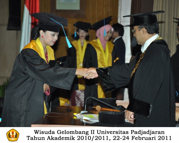 wisuda-sastra-s2-s3-d3-oleh-rektor-109