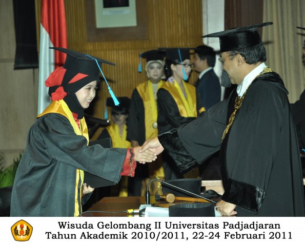 wisuda-sastra-s2-s3-d3-oleh-rektor-110