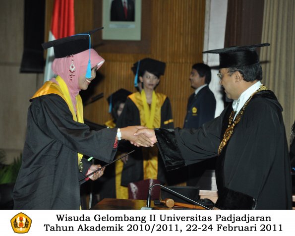 wisuda-sastra-s2-s3-d3-oleh-rektor-111