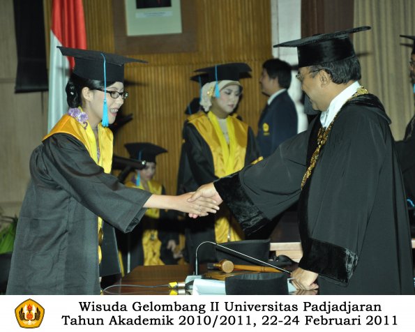 wisuda-sastra-s2-s3-d3-oleh-rektor-112