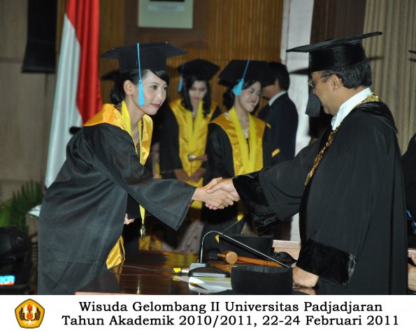 wisuda-sastra-s2-s3-d3-oleh-rektor-113