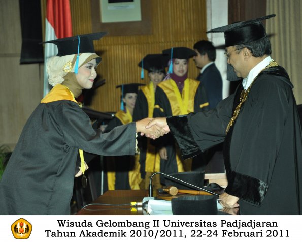 wisuda-sastra-s2-s3-d3-oleh-rektor-114