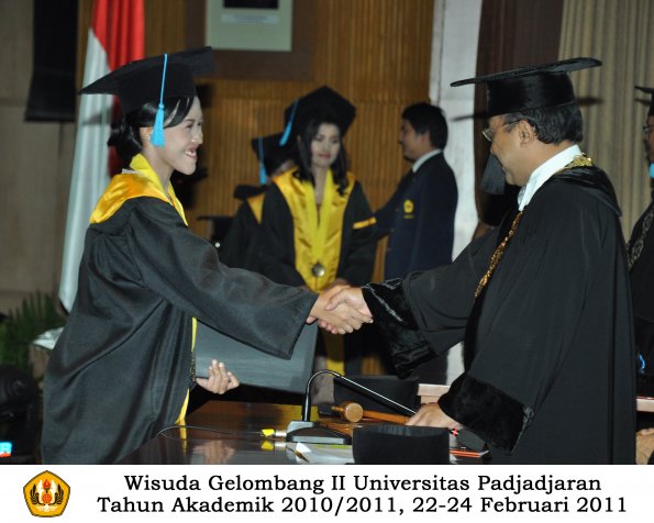 wisuda-sastra-s2-s3-d3-oleh-rektor-115