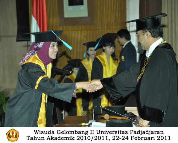 wisuda-sastra-s2-s3-d3-oleh-rektor-116