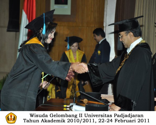 wisuda-sastra-s2-s3-d3-oleh-rektor-117