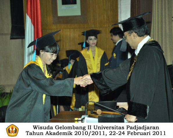 wisuda-sastra-s2-s3-d3-oleh-rektor-118