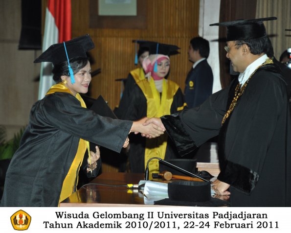 wisuda-sastra-s2-s3-d3-oleh-rektor-119