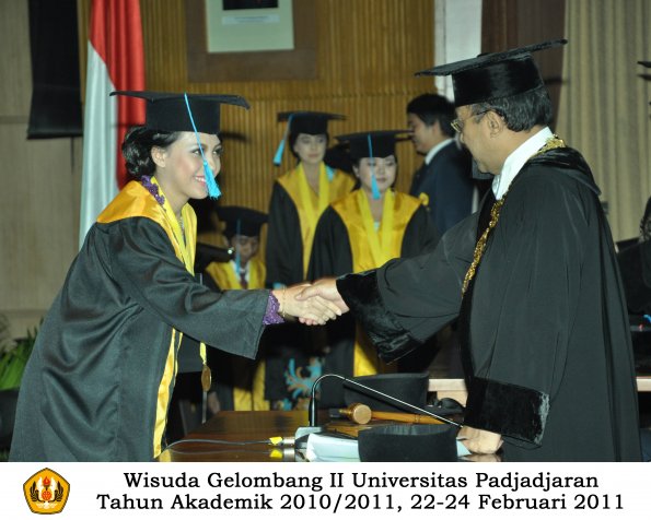 wisuda-sastra-s2-s3-d3-oleh-rektor-120