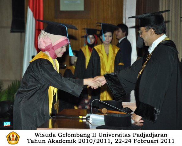 wisuda-sastra-s2-s3-d3-oleh-rektor-121