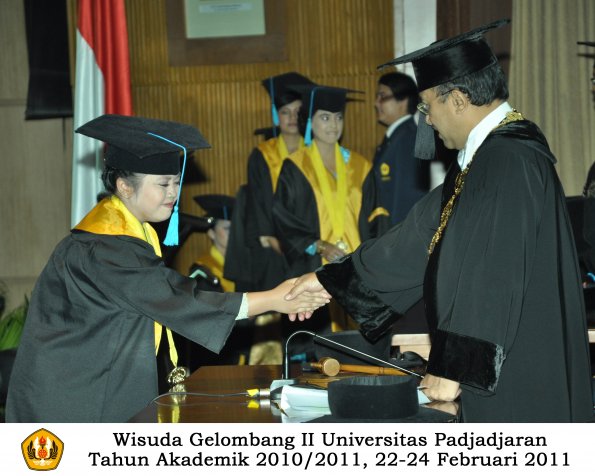 wisuda-sastra-s2-s3-d3-oleh-rektor-122