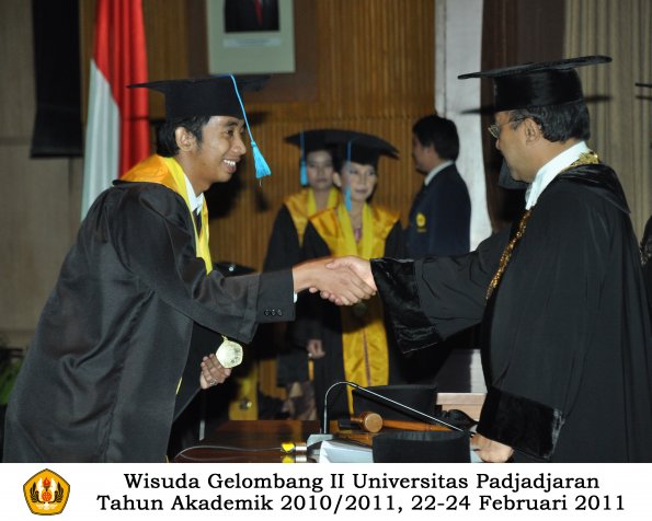 wisuda-sastra-s2-s3-d3-oleh-rektor-123