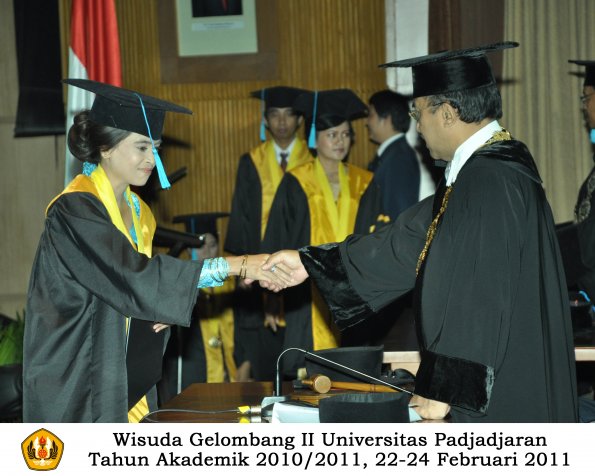 wisuda-sastra-s2-s3-d3-oleh-rektor-124