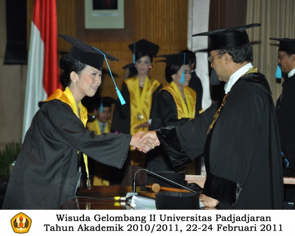 wisuda-sastra-s2-s3-d3-oleh-rektor-125