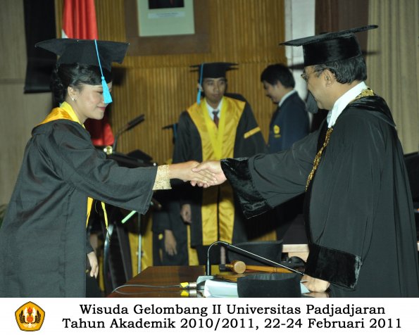 wisuda-sastra-s2-s3-d3-oleh-rektor-126