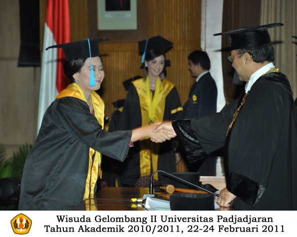 wisuda-sastra-s2-s3-d3-oleh-rektor-127