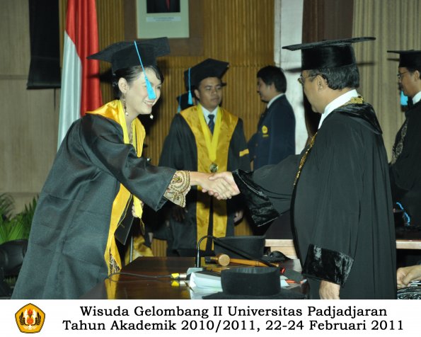 wisuda-sastra-s2-s3-d3-oleh-rektor-128