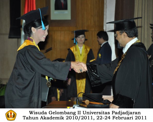 wisuda-sastra-s2-s3-d3-oleh-rektor-129