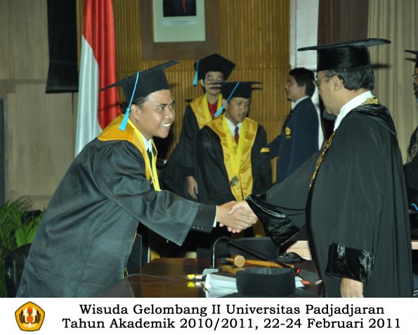 wisuda-sastra-s2-s3-d3-oleh-rektor-130