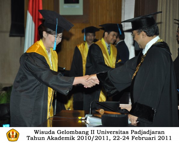 wisuda-sastra-s2-s3-d3-oleh-rektor-131