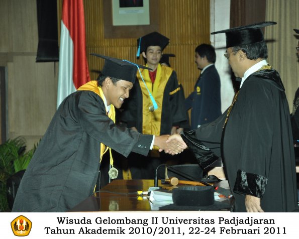 wisuda-sastra-s2-s3-d3-oleh-rektor-132