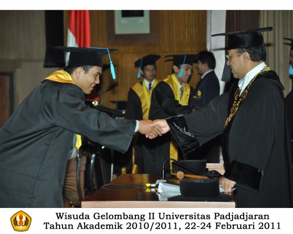 wisuda-sastra-s2-s3-d3-oleh-rektor-133