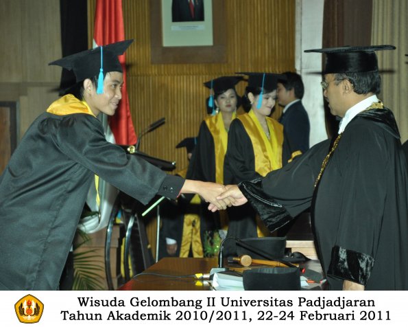 wisuda-sastra-s2-s3-d3-oleh-rektor-134