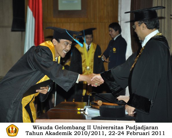 wisuda-sastra-s2-s3-d3-oleh-rektor-135