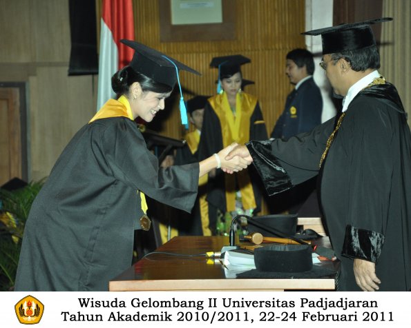 wisuda-sastra-s2-s3-d3-oleh-rektor-136