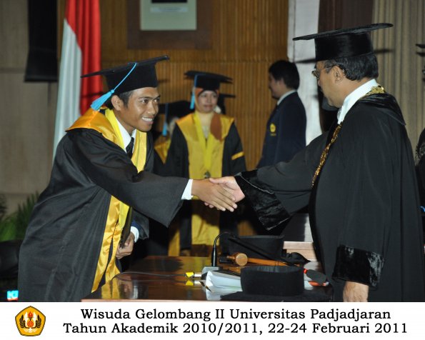 wisuda-sastra-s2-s3-d3-oleh-rektor-137