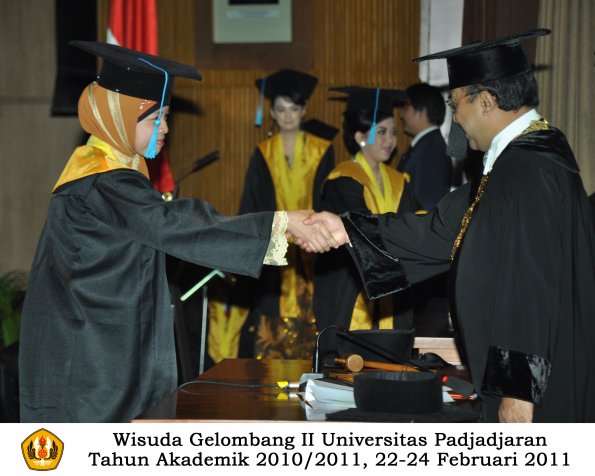 wisuda-sastra-s2-s3-d3-oleh-rektor-139