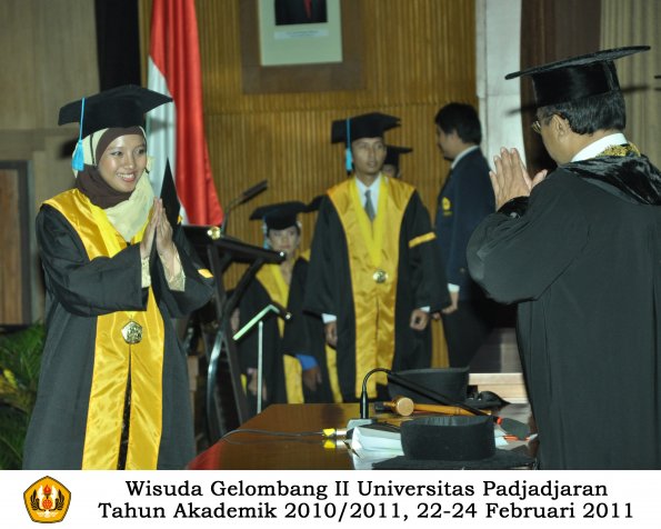 wisuda-sastra-s2-s3-d3-oleh-rektor-140