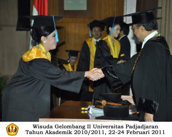 wisuda-sastra-s2-s3-d3-oleh-rektor-141