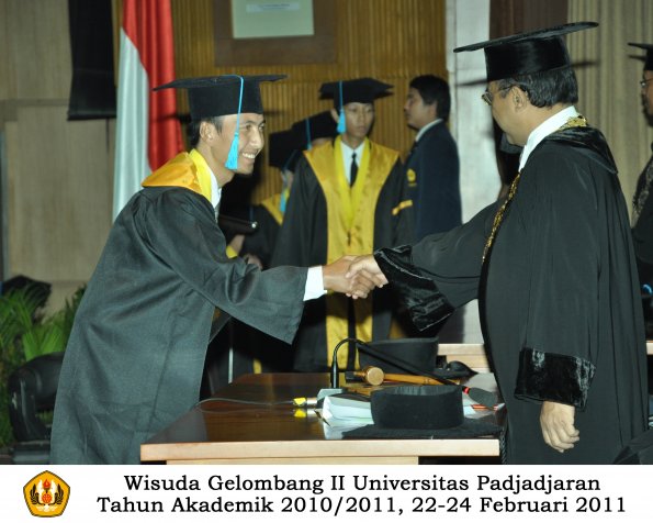 wisuda-sastra-s2-s3-d3-oleh-rektor-142