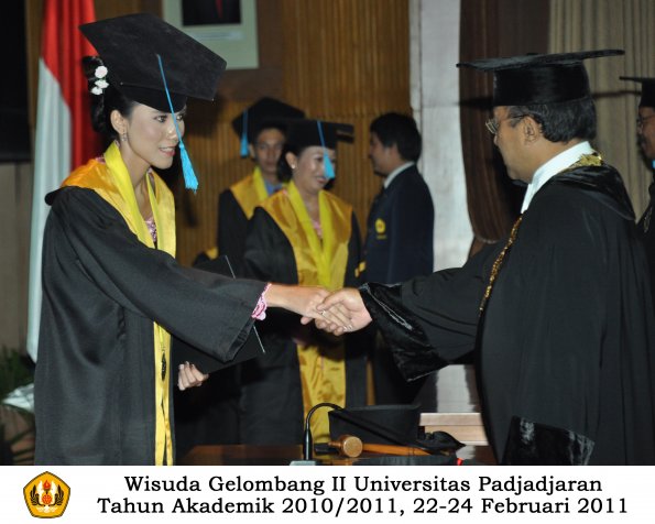 wisuda-sastra-s2-s3-d3-oleh-rektor-143