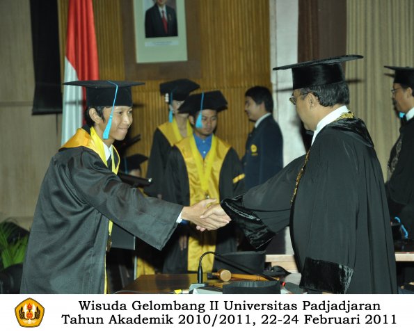 wisuda-sastra-s2-s3-d3-oleh-rektor-144