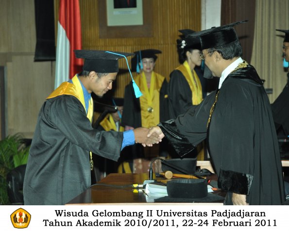 wisuda-sastra-s2-s3-d3-oleh-rektor-146