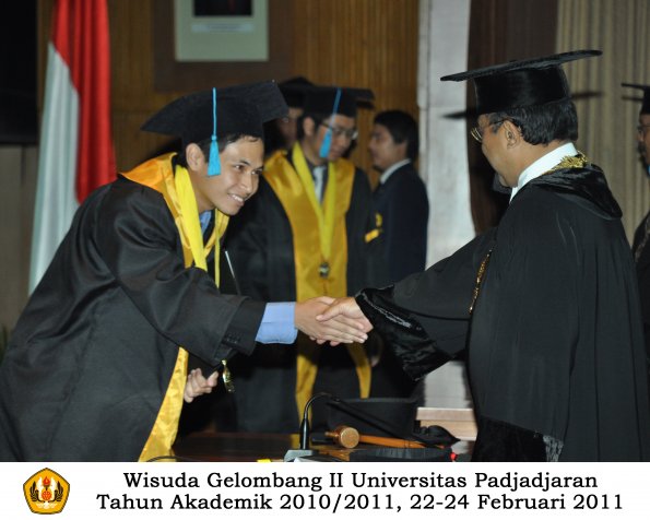 wisuda-sastra-s2-s3-d3-oleh-rektor-147