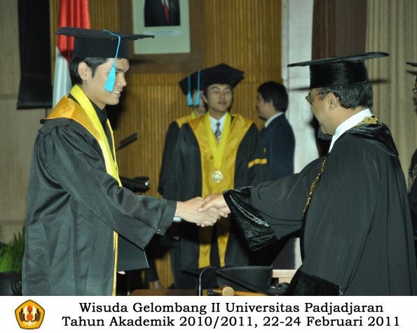 wisuda-sastra-s2-s3-d3-oleh-rektor-148