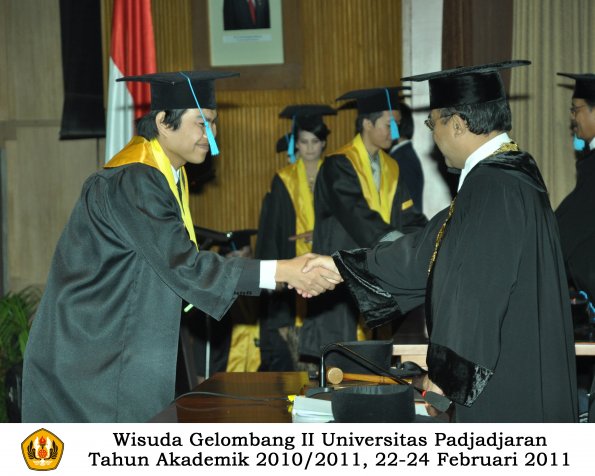 wisuda-sastra-s2-s3-d3-oleh-rektor-150