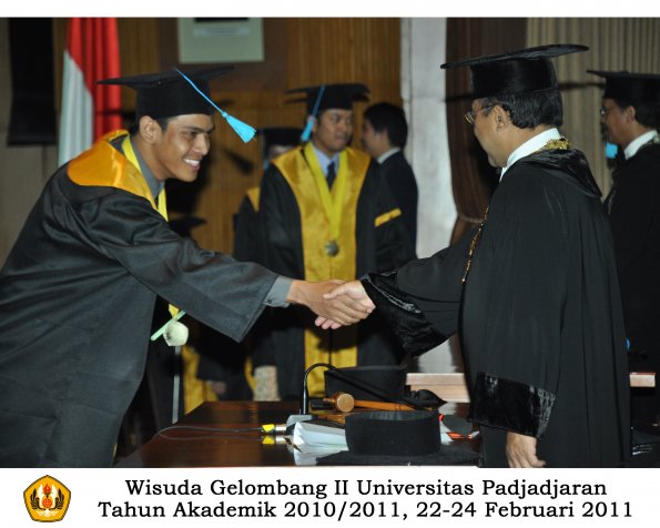 wisuda-sastra-s2-s3-d3-oleh-rektor-151