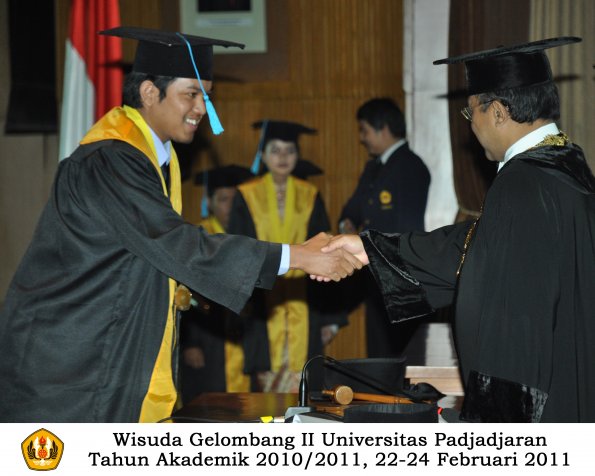 wisuda-sastra-s2-s3-d3-oleh-rektor-153