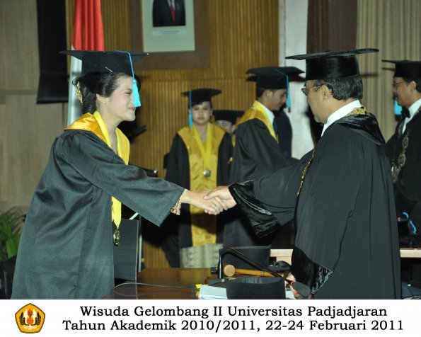 wisuda-sastra-s2-s3-d3-oleh-rektor-154